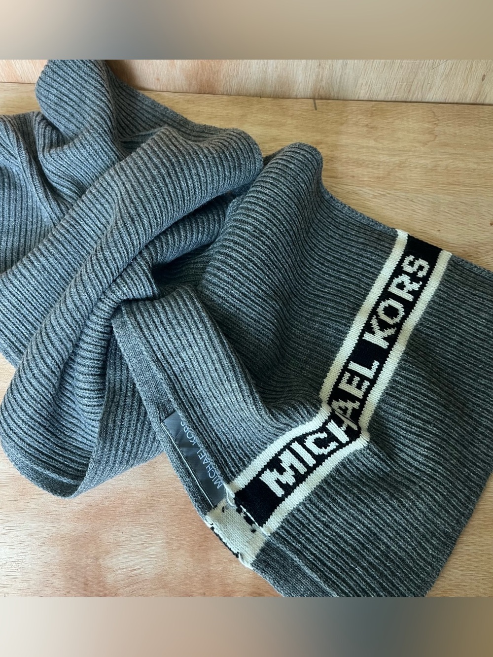Michael Kors Rib Knit Gray Scarf – Soft & Warm Winter Accessory Men’s Women’s